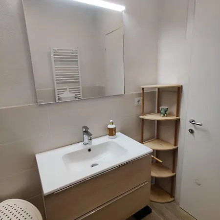 Follonica Lodging דירה *